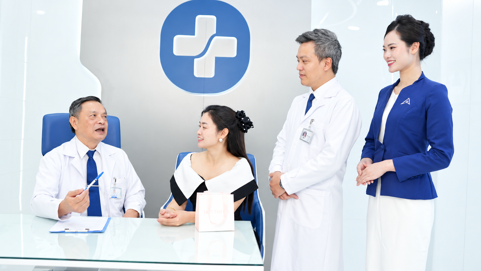 Ekip bác sĩ tư vấn cho khách hàng tại không gian công nghệ cao