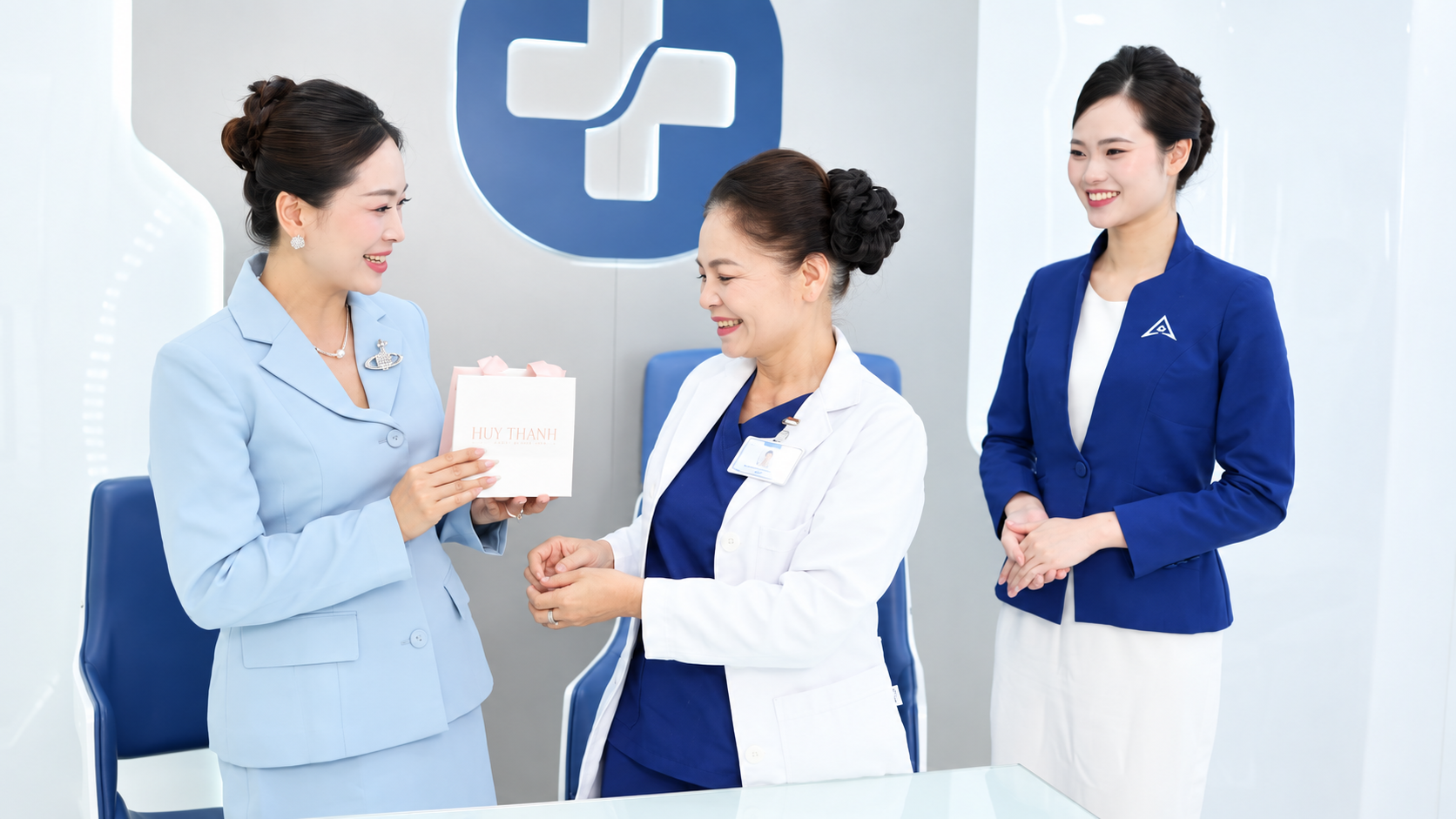 Đội ngũ trao đổi với khách hàng tại không gian tiếp đón