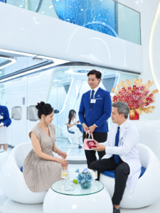 Bác sĩ trao đổi cùng khách hàng tại khu vực tiếp đón