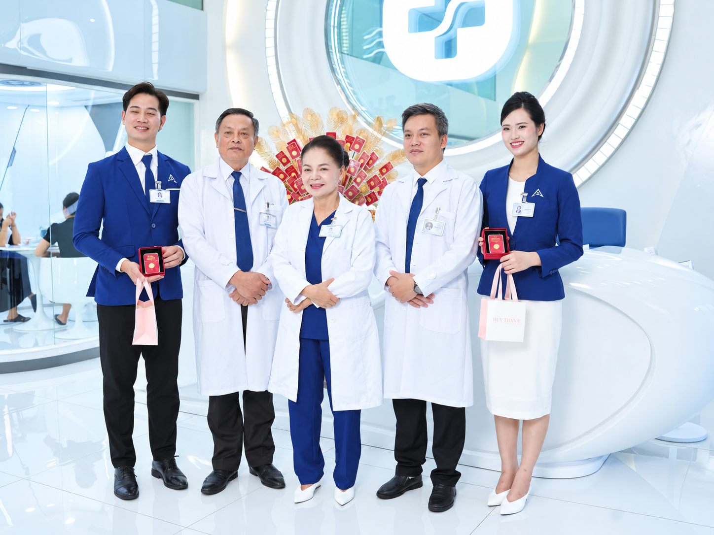 Đội ngũ bác sĩ và nhân viên tại cơ sở công nghệ cao