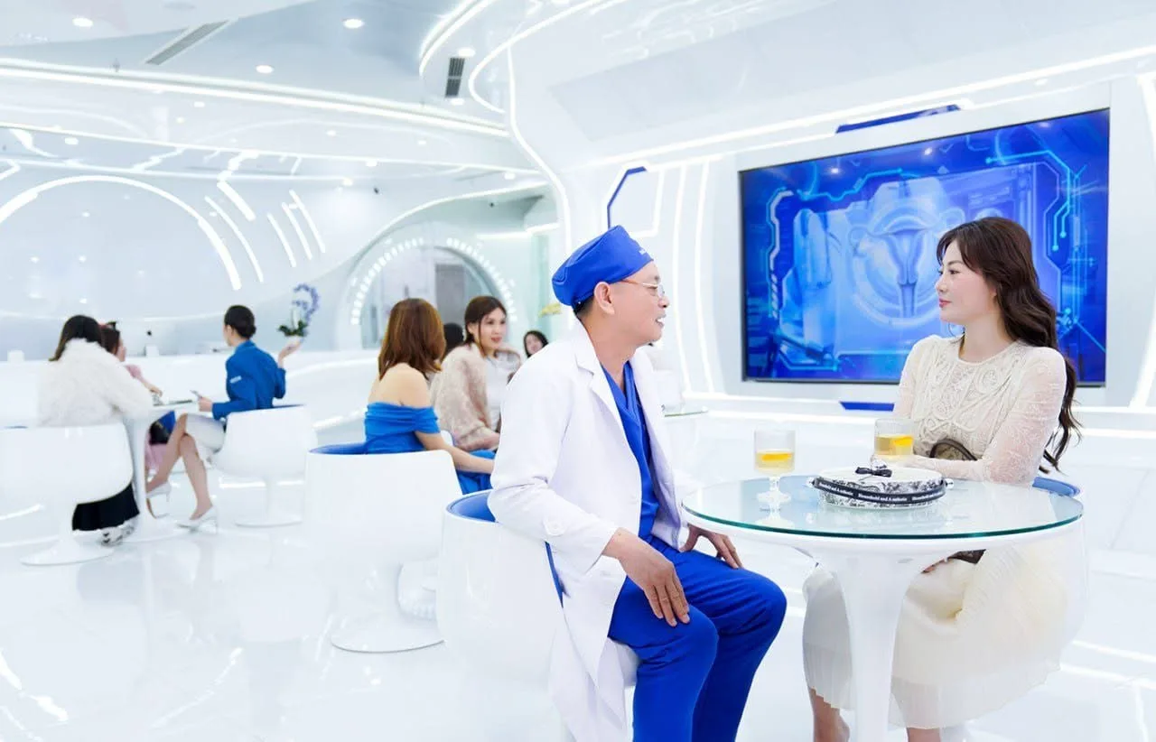 Trao đổi trực tiếp tại khu tư vấn của phòng khám