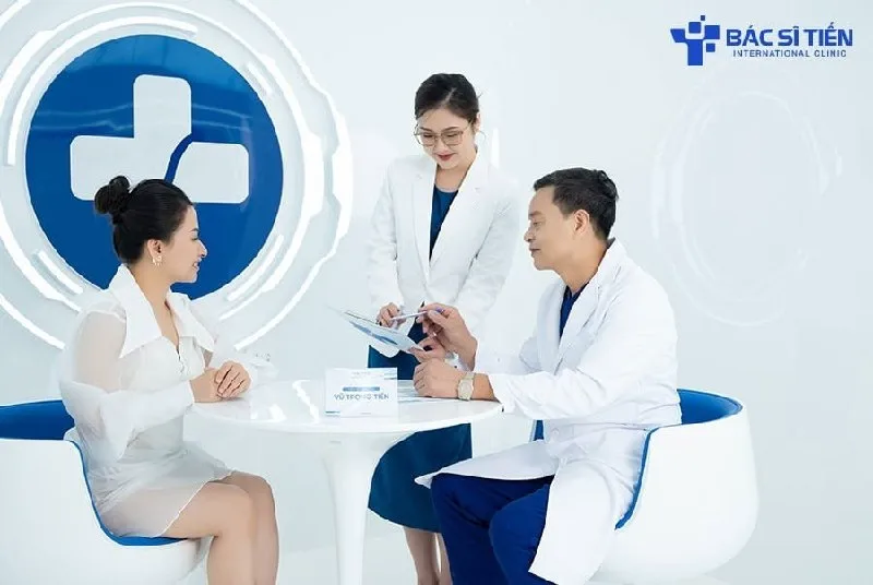 Bác sĩ trao đổi cùng khách tại phòng khám