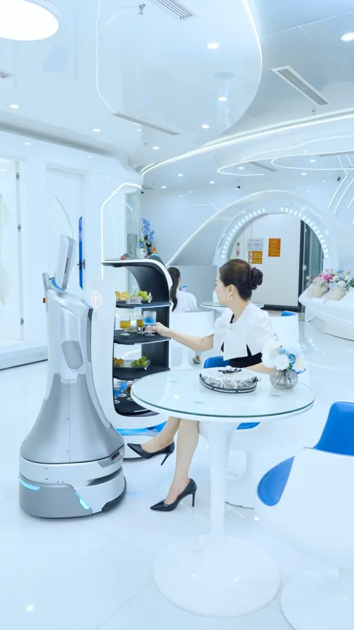 Hình ảnh không gian chăm sóc và thao tác chuyên môn tại cơ sở, không phải kết quả tạo hình môi bé.