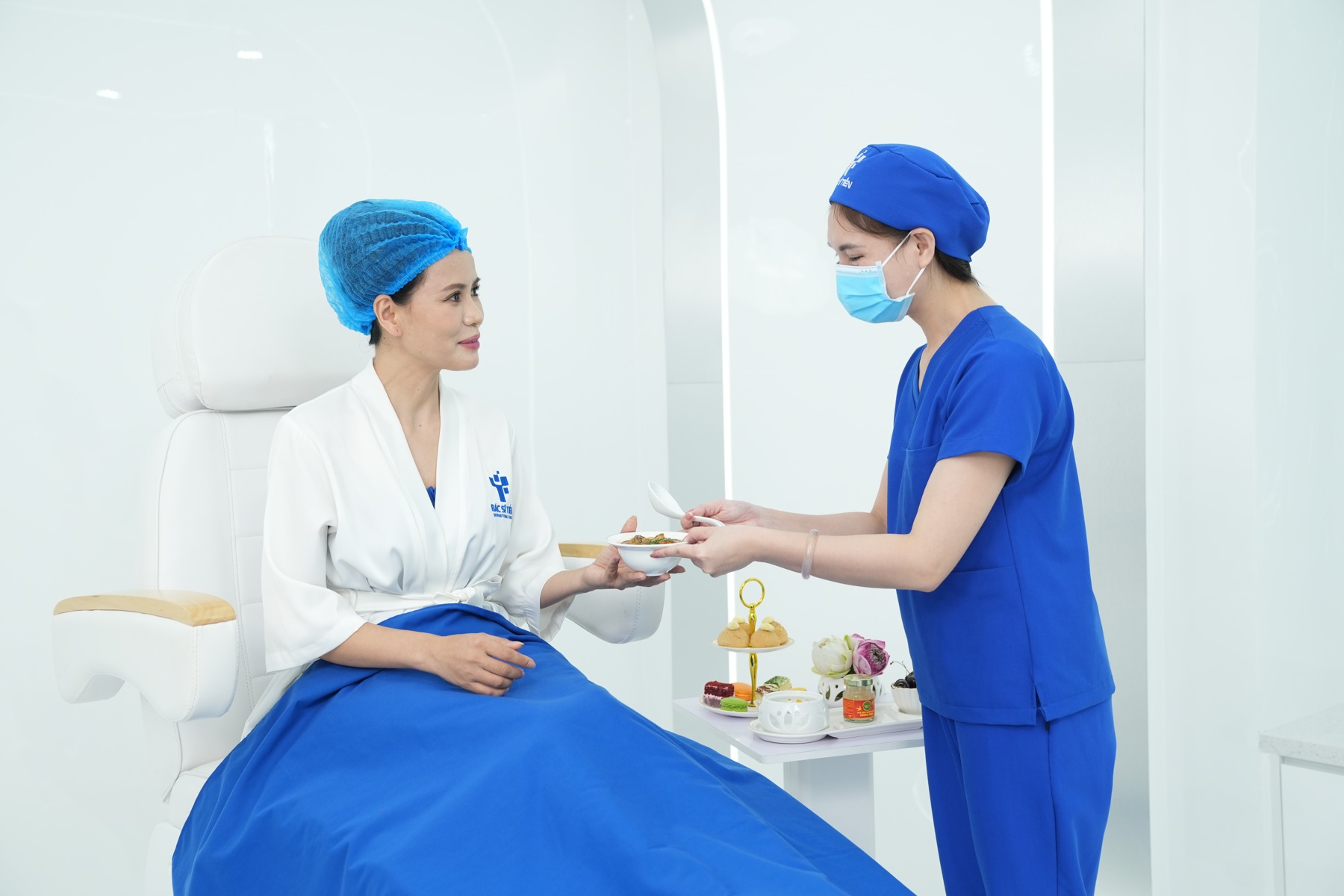Nhân viên chăm sóc khách hàng tại phòng khám