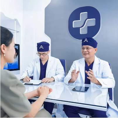 TS.BS Vũ Trọng Tiến thăm khám chuyên môn
