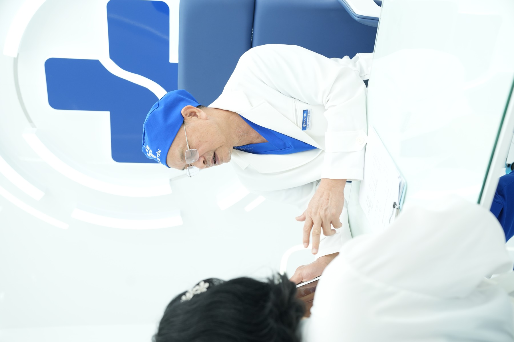 Bác sĩ trao đổi trong buổi tư vấn trực tiếp