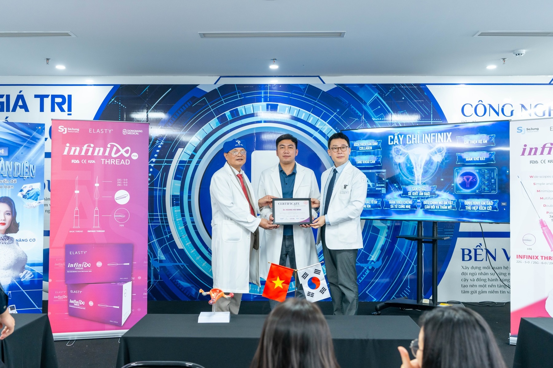 Bác sĩ và đại biểu trong sự kiện chuyên môn