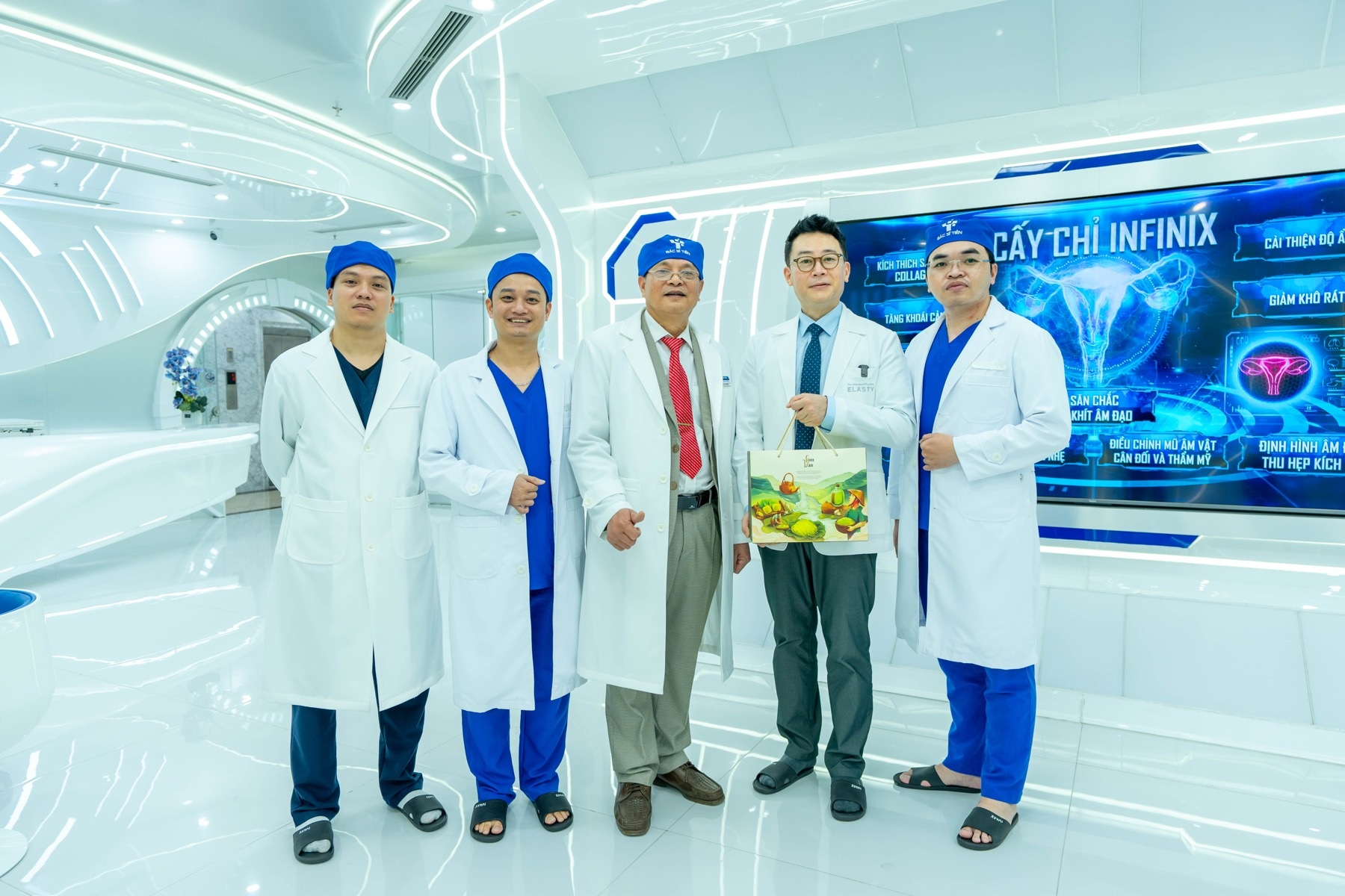 Bác sĩ và đại biểu tại không gian phòng khám